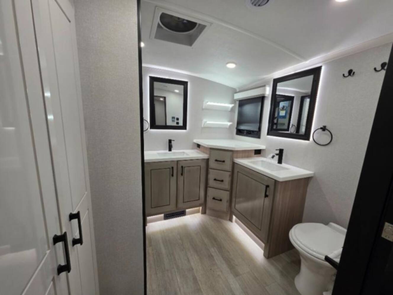 A photo of this 2026 Jayco Pinnacle 39FLOK