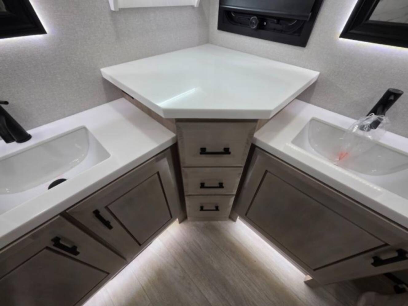 A photo of this 2026 Jayco Pinnacle 39FLOK