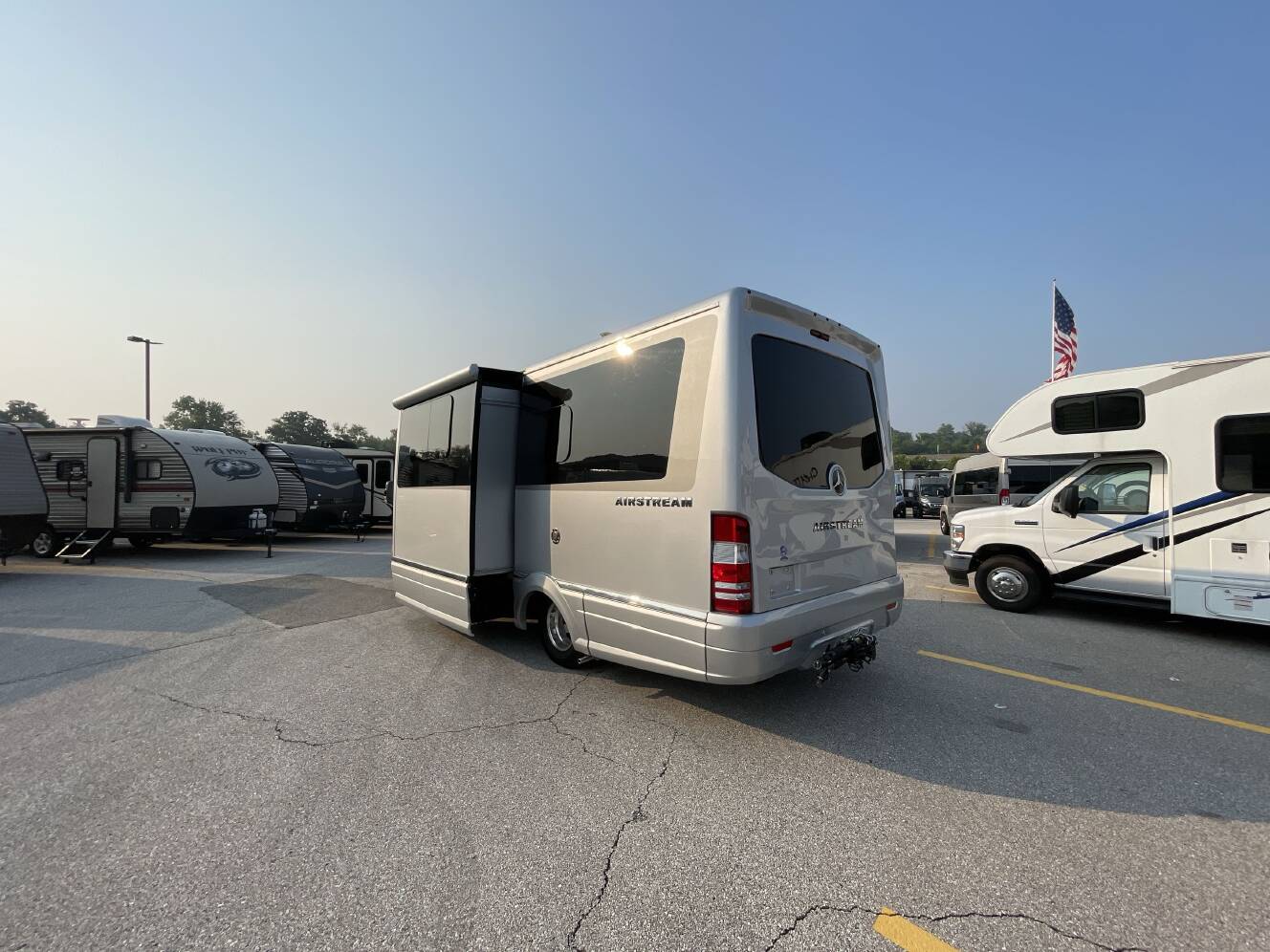 A photo of this 2022 Airstream ATLAS MURPHY SUITE