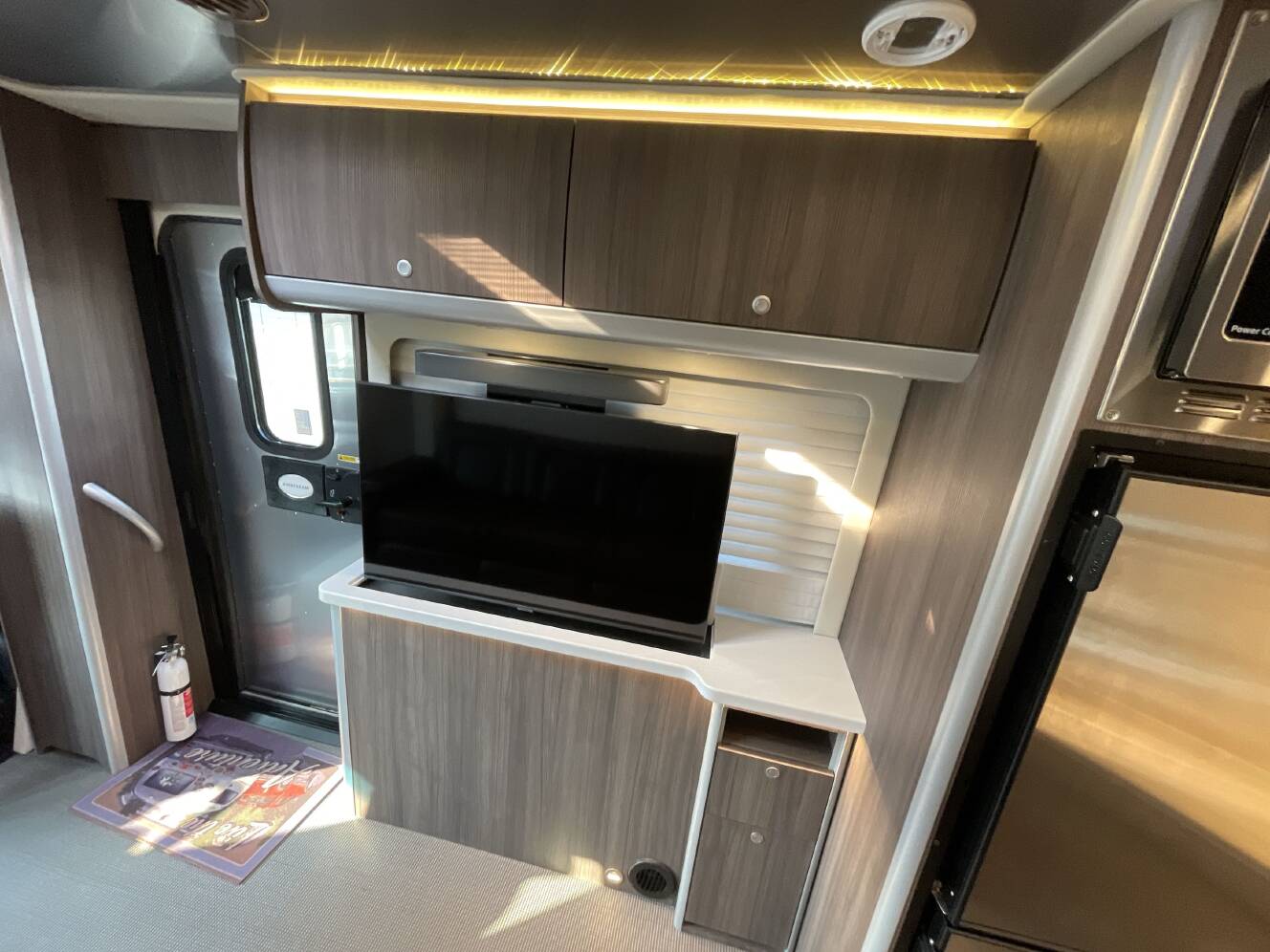 A photo of this 2022 Airstream ATLAS MURPHY SUITE