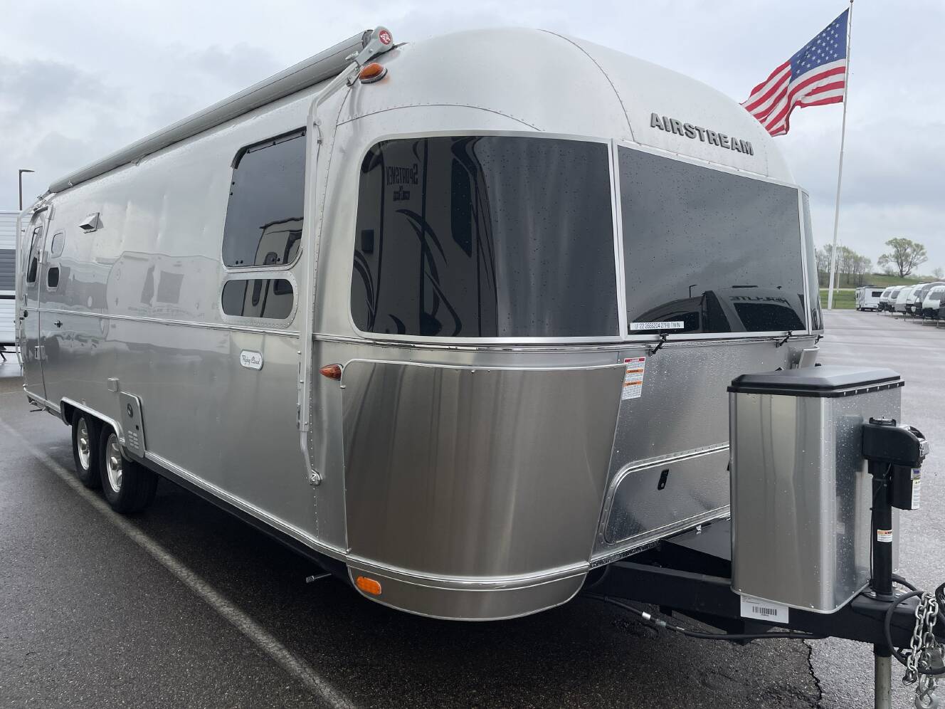 A photo of this 2022 Airstream FLYING CLOUD 27FB QUEEN