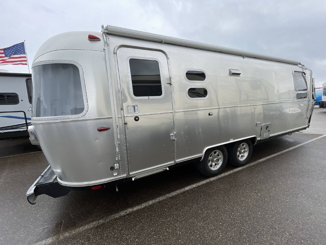 A photo of this 2022 Airstream FLYING CLOUD 27FB QUEEN