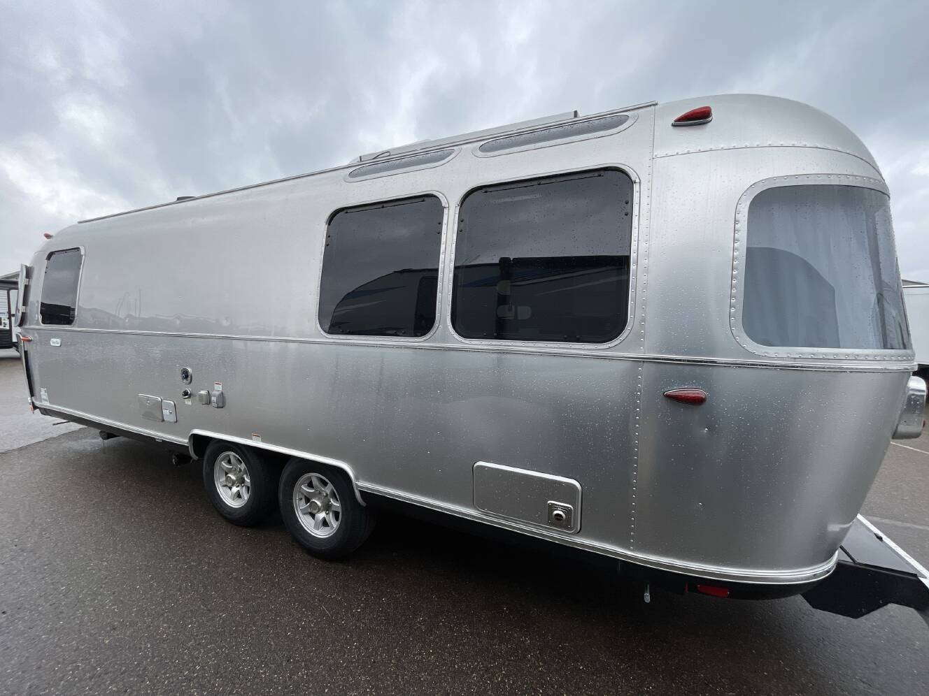 A photo of this 2022 Airstream FLYING CLOUD 27FB QUEEN