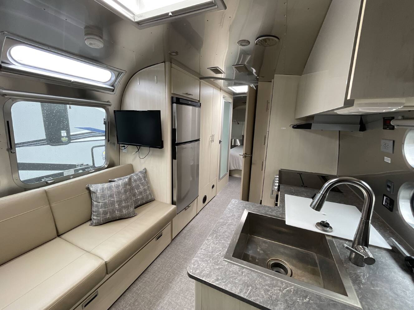 A photo of this 2022 Airstream FLYING CLOUD 27FB QUEEN