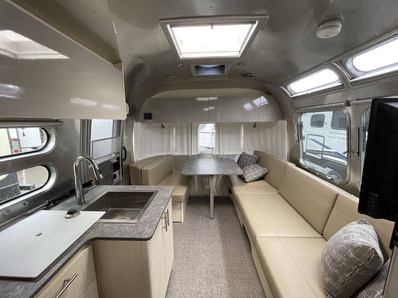 A photo of this 2022 Airstream FLYING CLOUD 27FB QUEEN