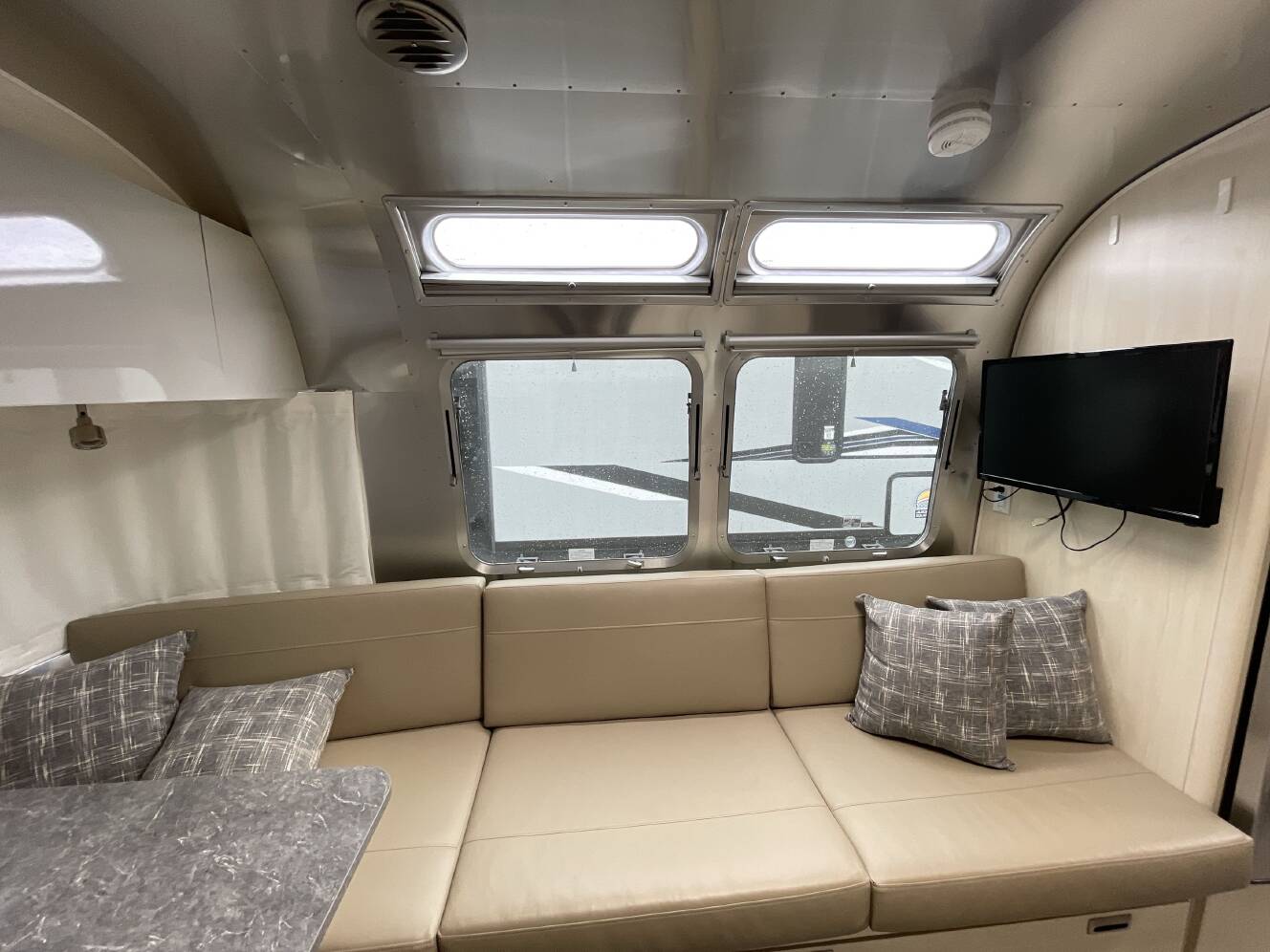 A photo of this 2022 Airstream FLYING CLOUD 27FB QUEEN