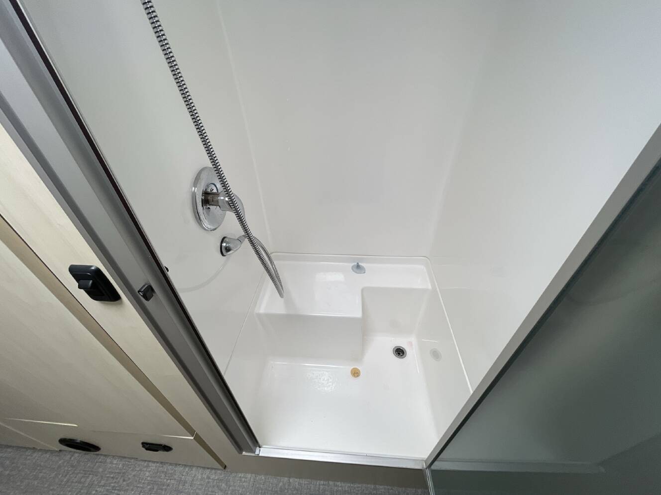 A photo of this 2022 Airstream FLYING CLOUD 27FB QUEEN