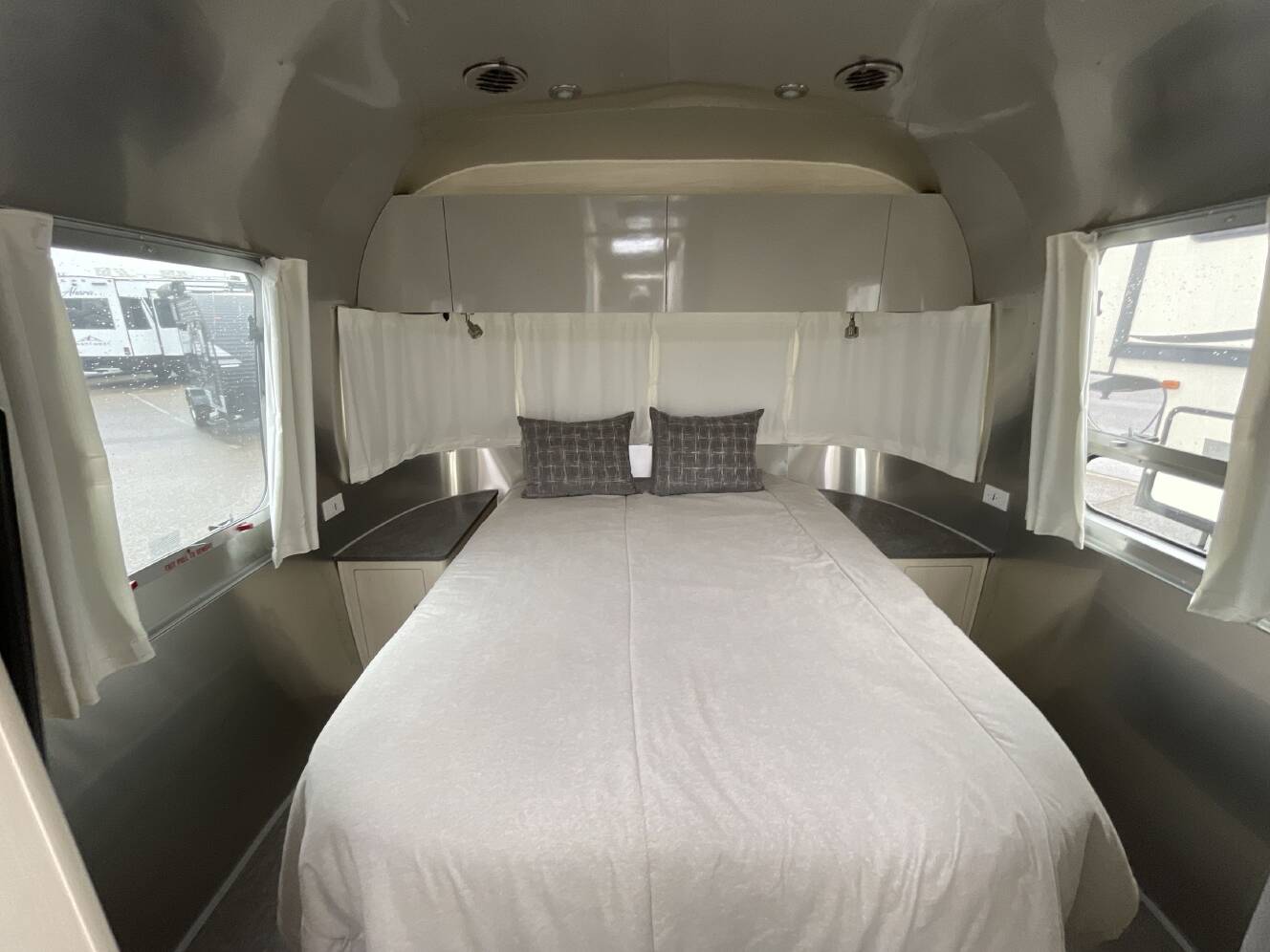 A photo of this 2022 Airstream FLYING CLOUD 27FB QUEEN