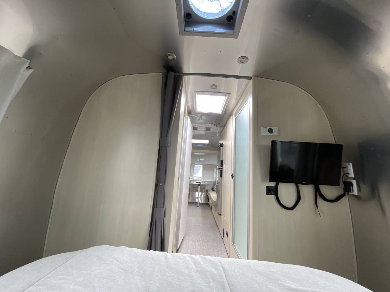 A photo of this 2022 Airstream FLYING CLOUD 27FB QUEEN