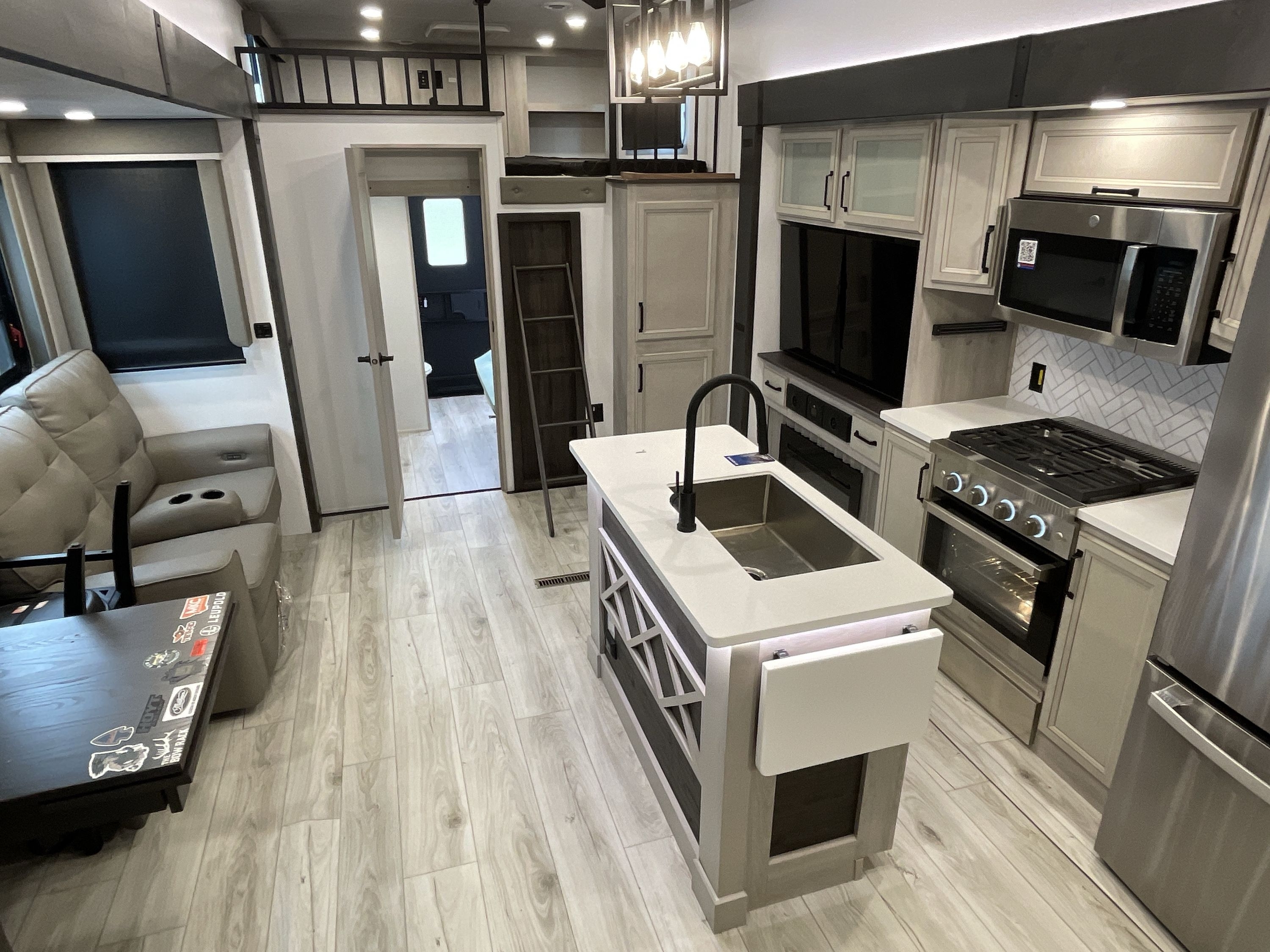 2025 Keystone MONTANA HIGH COUNTRY 381TB in apollo PA