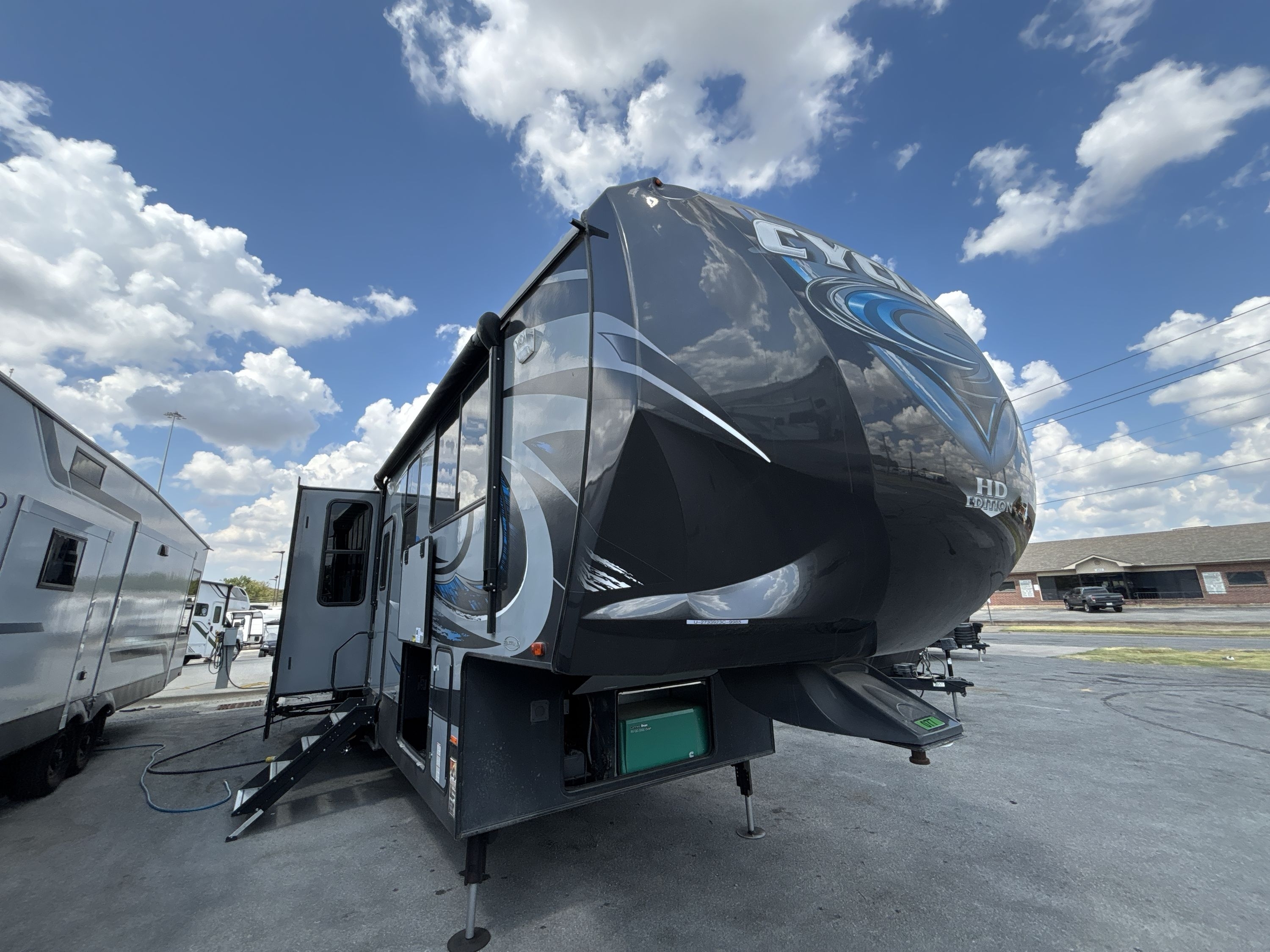2015 Heartland CYCLONE 3800 Fifth Wheel Toy Hauler RV