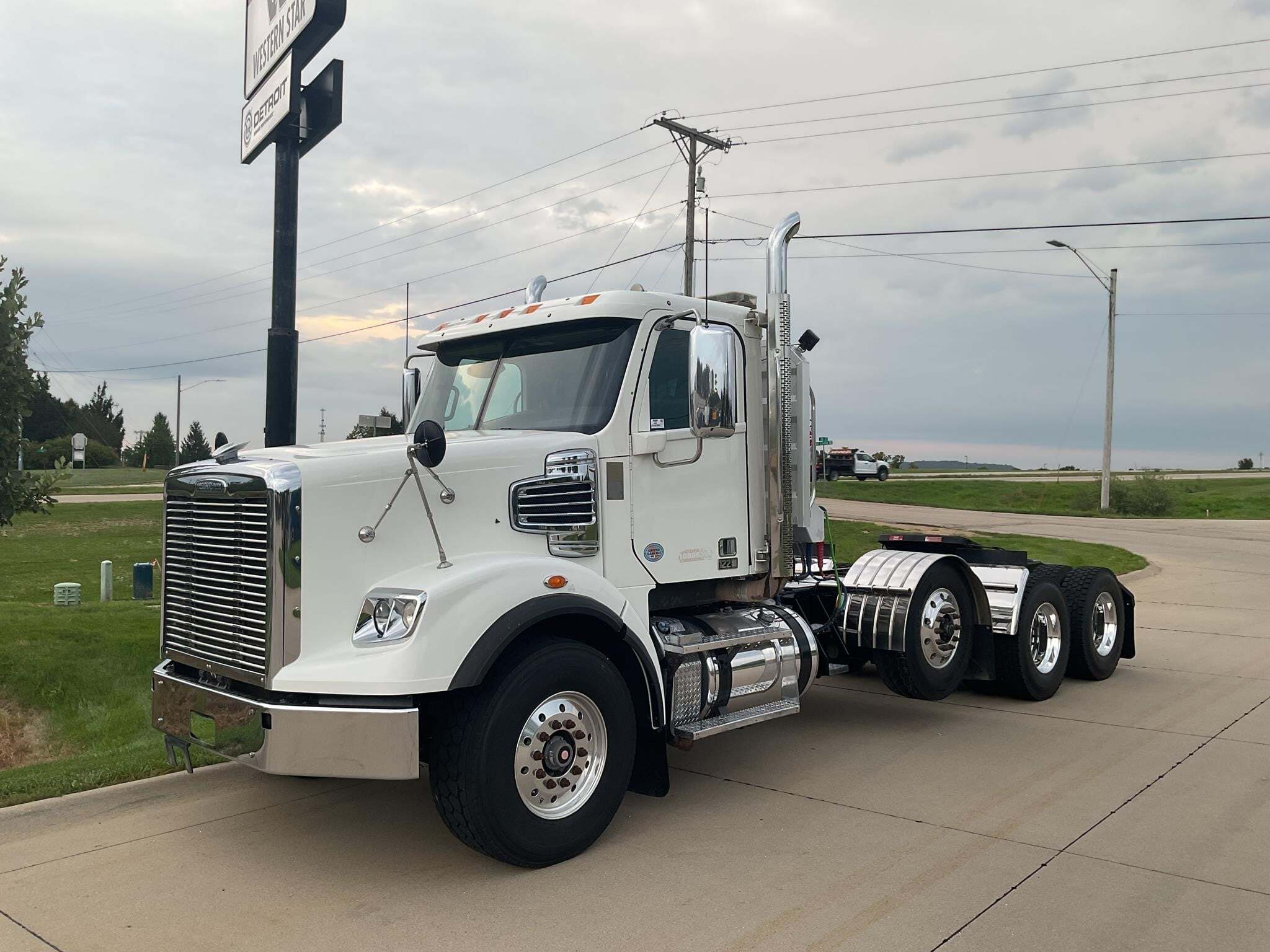 2019 FREIGHTLINER 122 SD in Oak Creek, WI