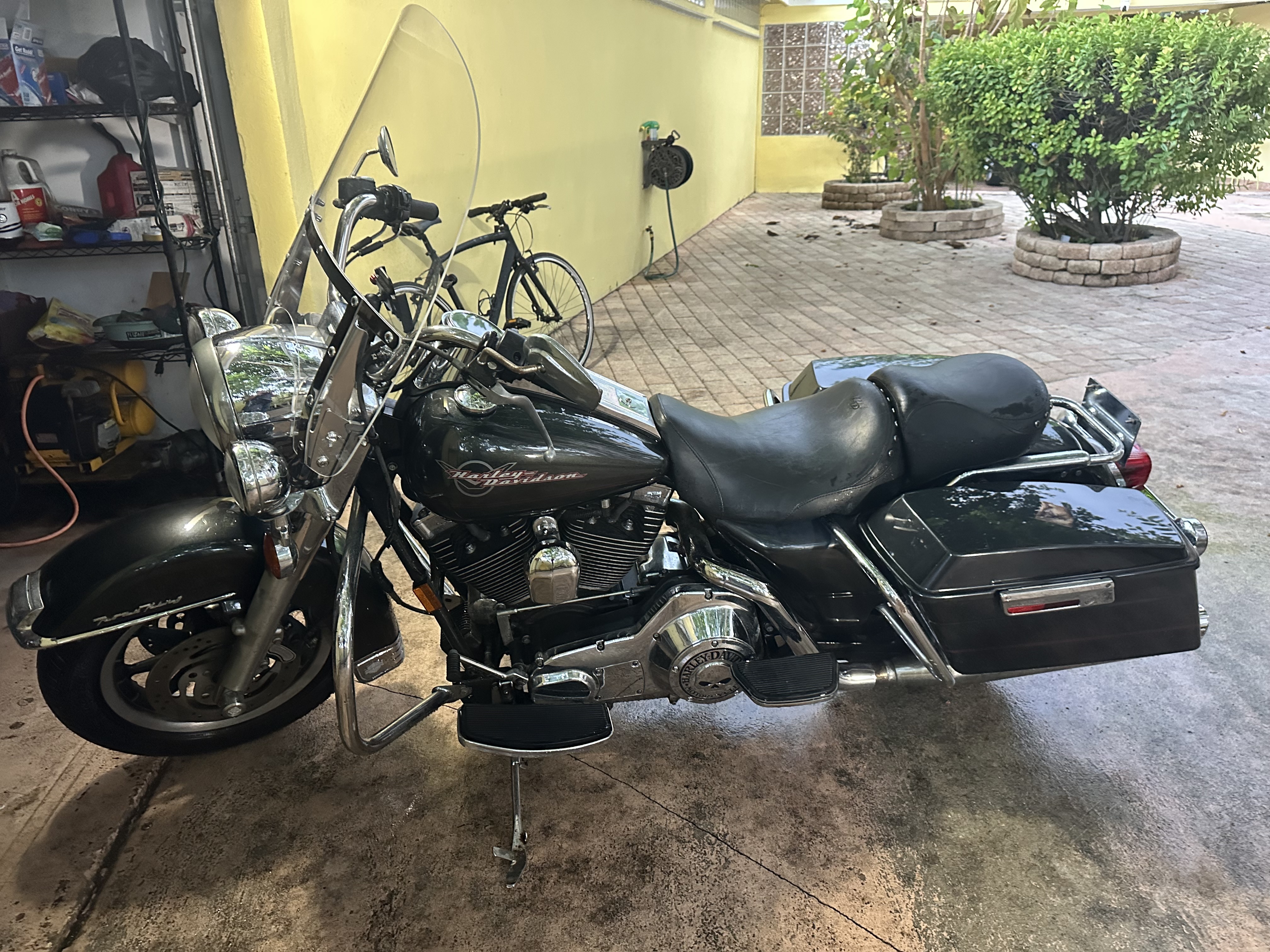 2005 Harley-Davidson ROAD KING CLASSIC in miami FL