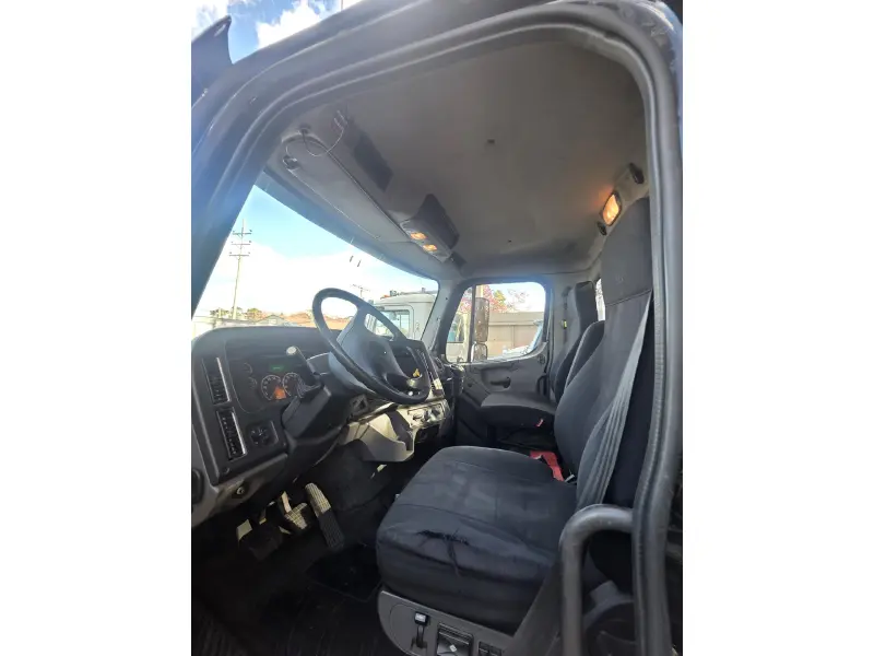 2017 FREIGHTLINER T1
