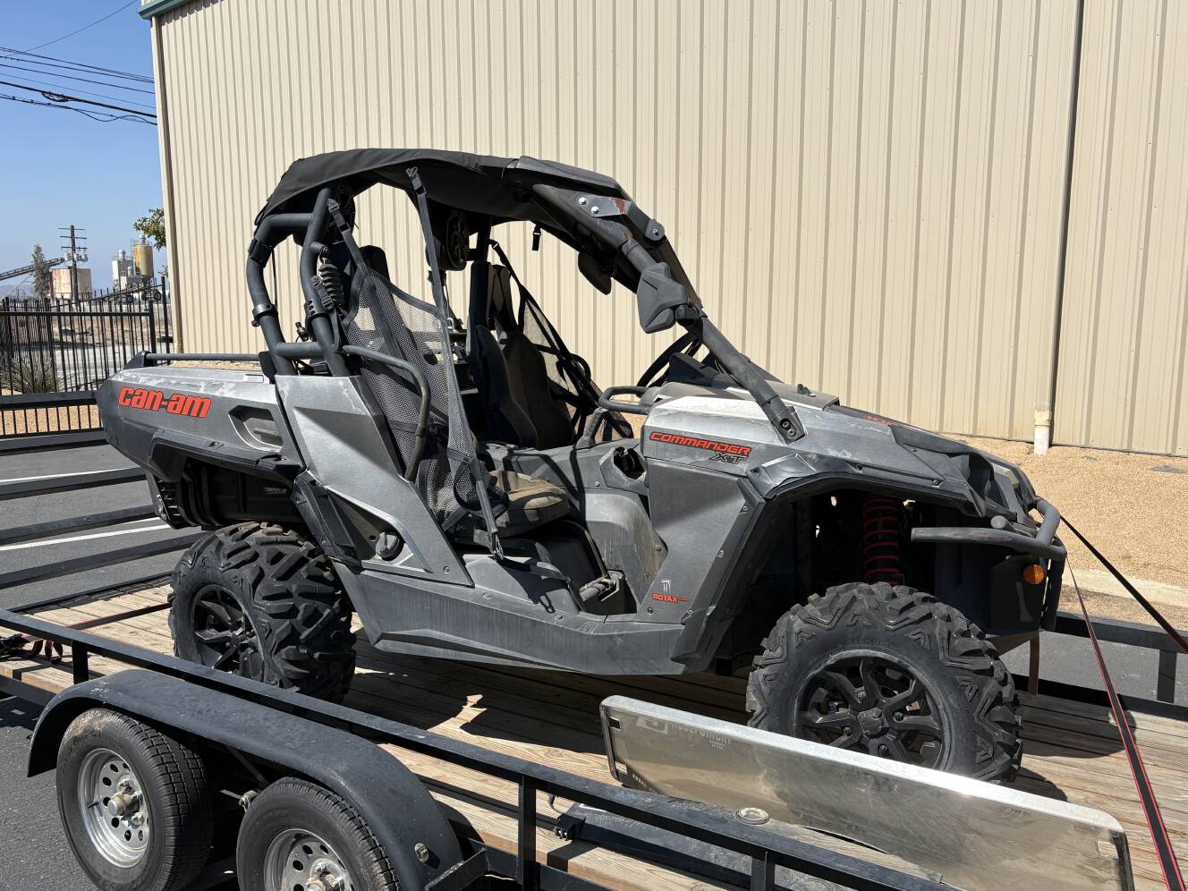 A photo of this 2016 Can-Am COMMANDER 1000