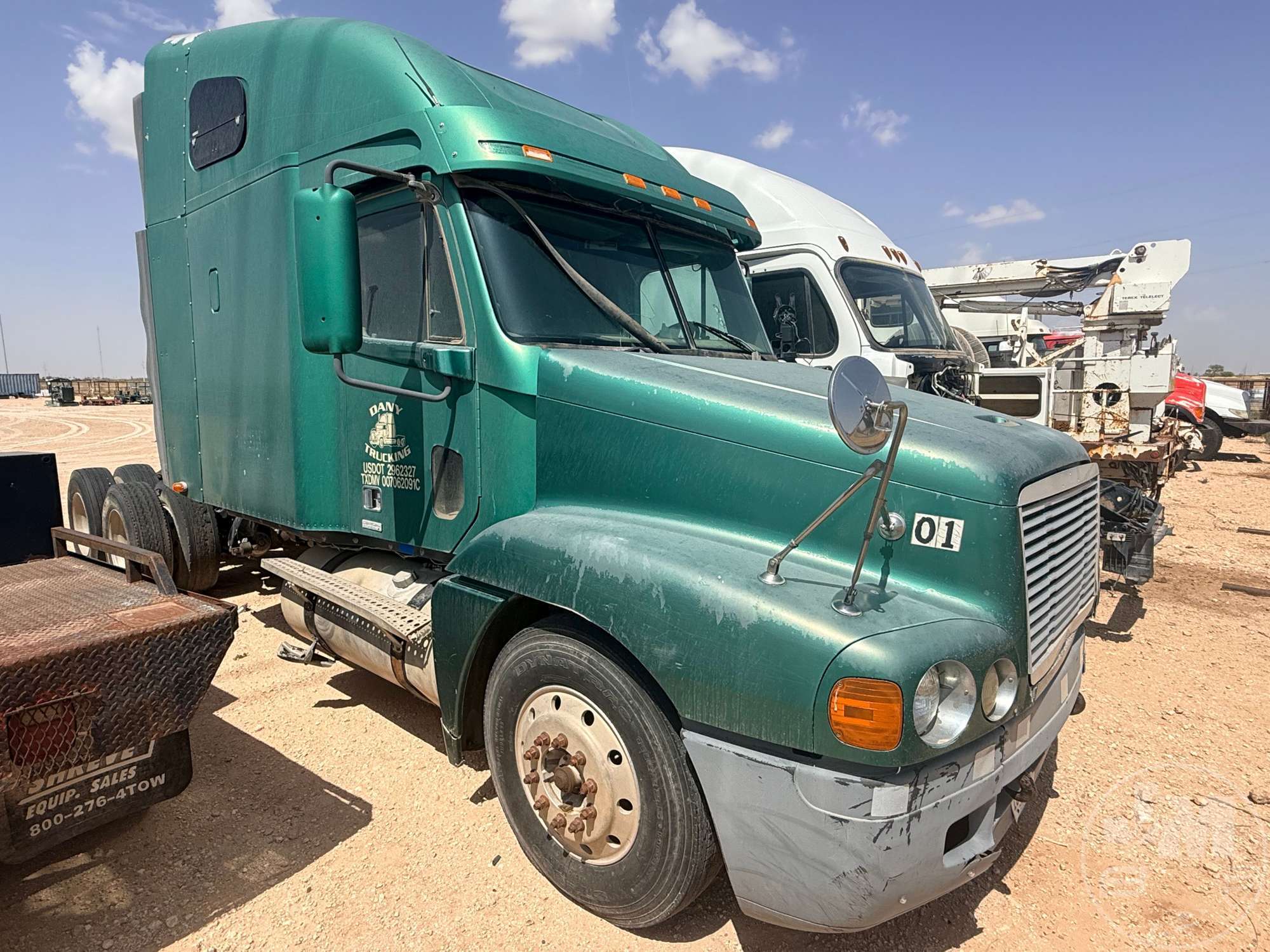 2001 FREIGHTLINER C120 in Stanton, TX