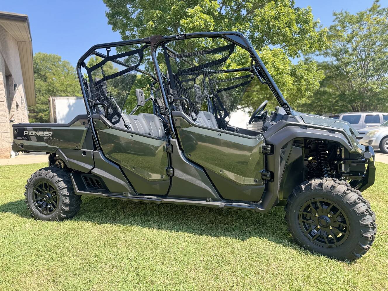 A photo of this 2025 Honda PIONEER 1000-6 DELUXE CREW
