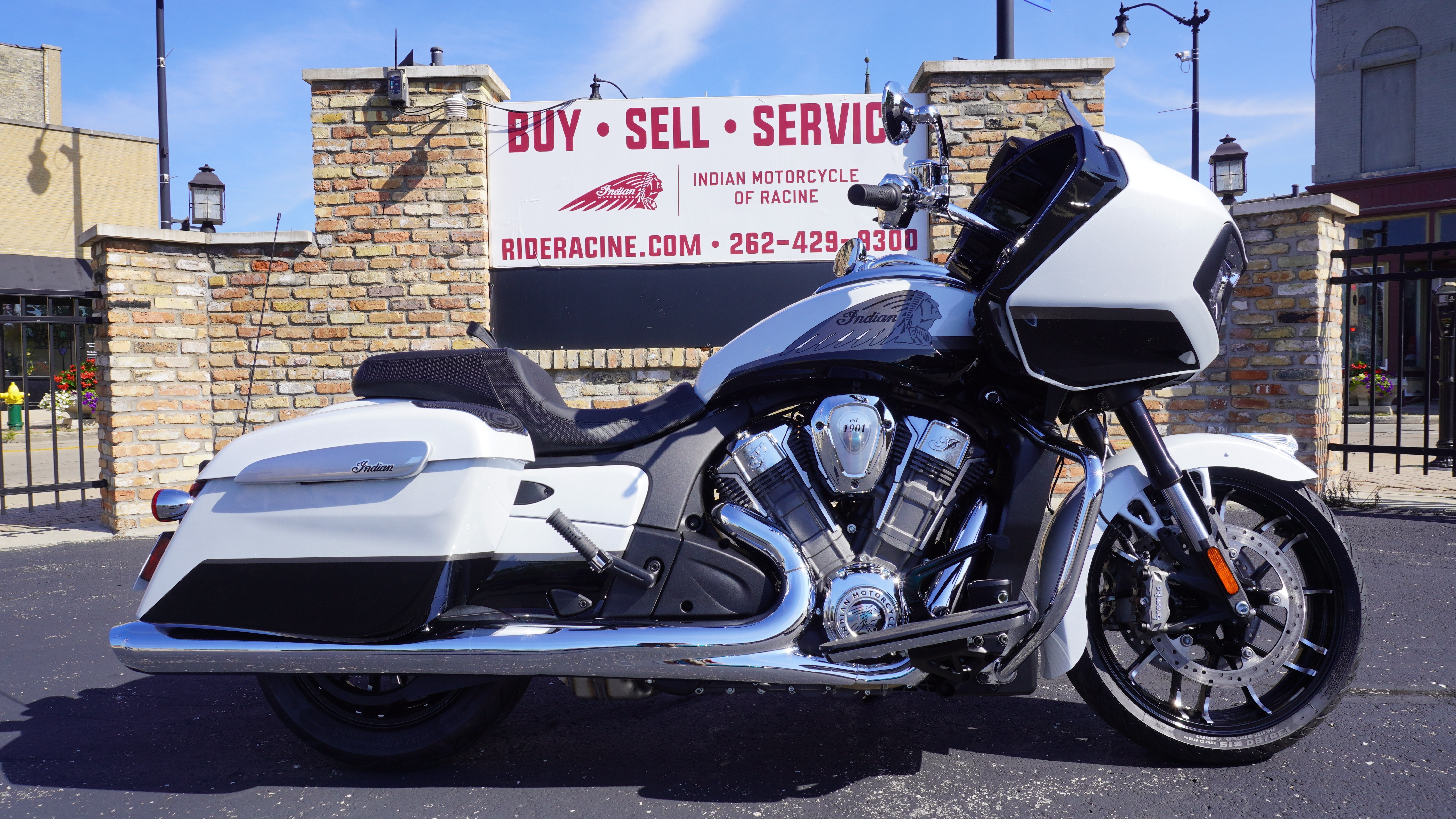 2025 Indian Motorcycle Challenger® Limited with PowerBand Audio Package LIMITED WITH POWERBAND AUDIO PACKAGE in Racine, WI