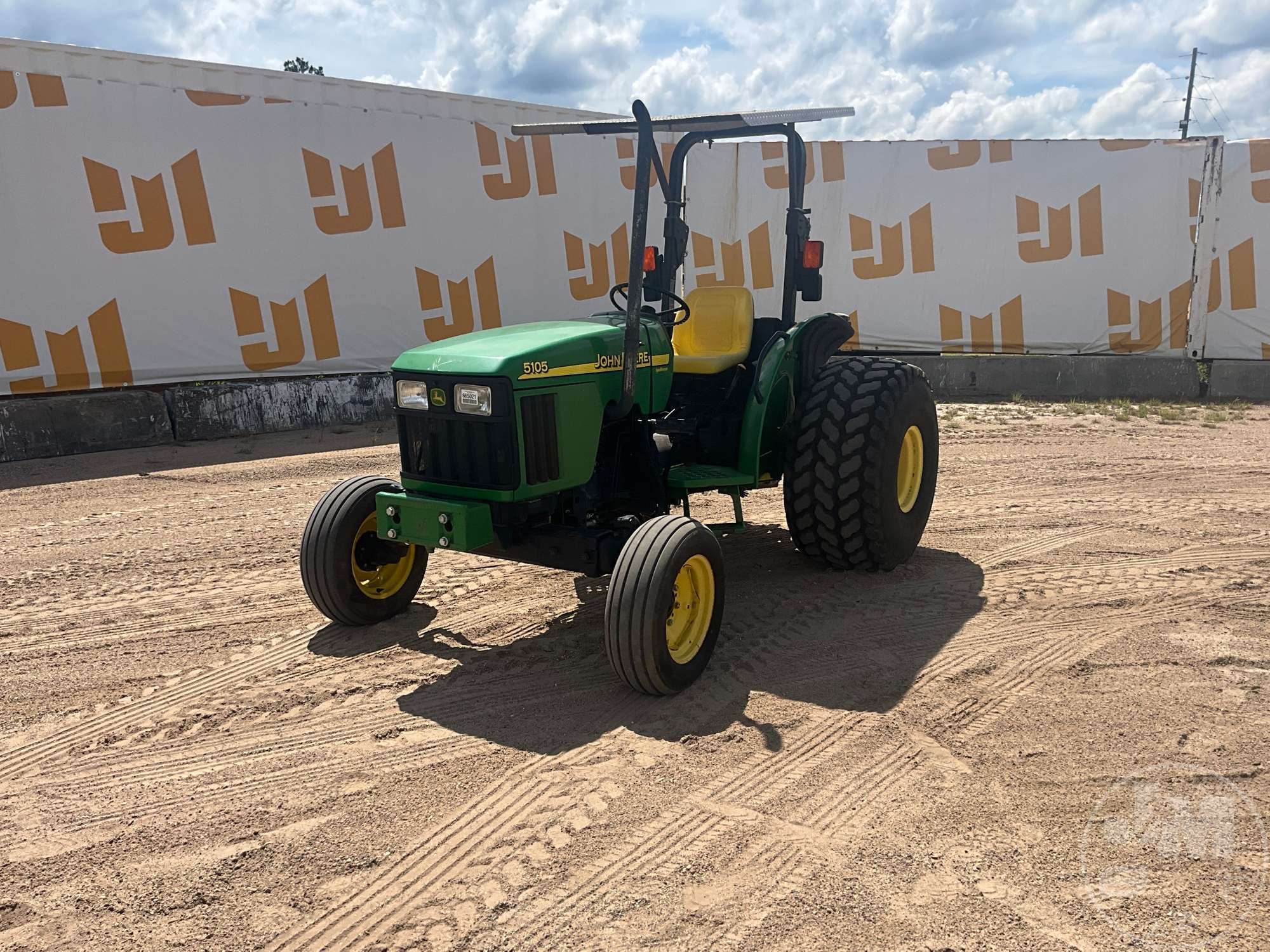 JOHN DEERE 5105 in Brooklyn, MS