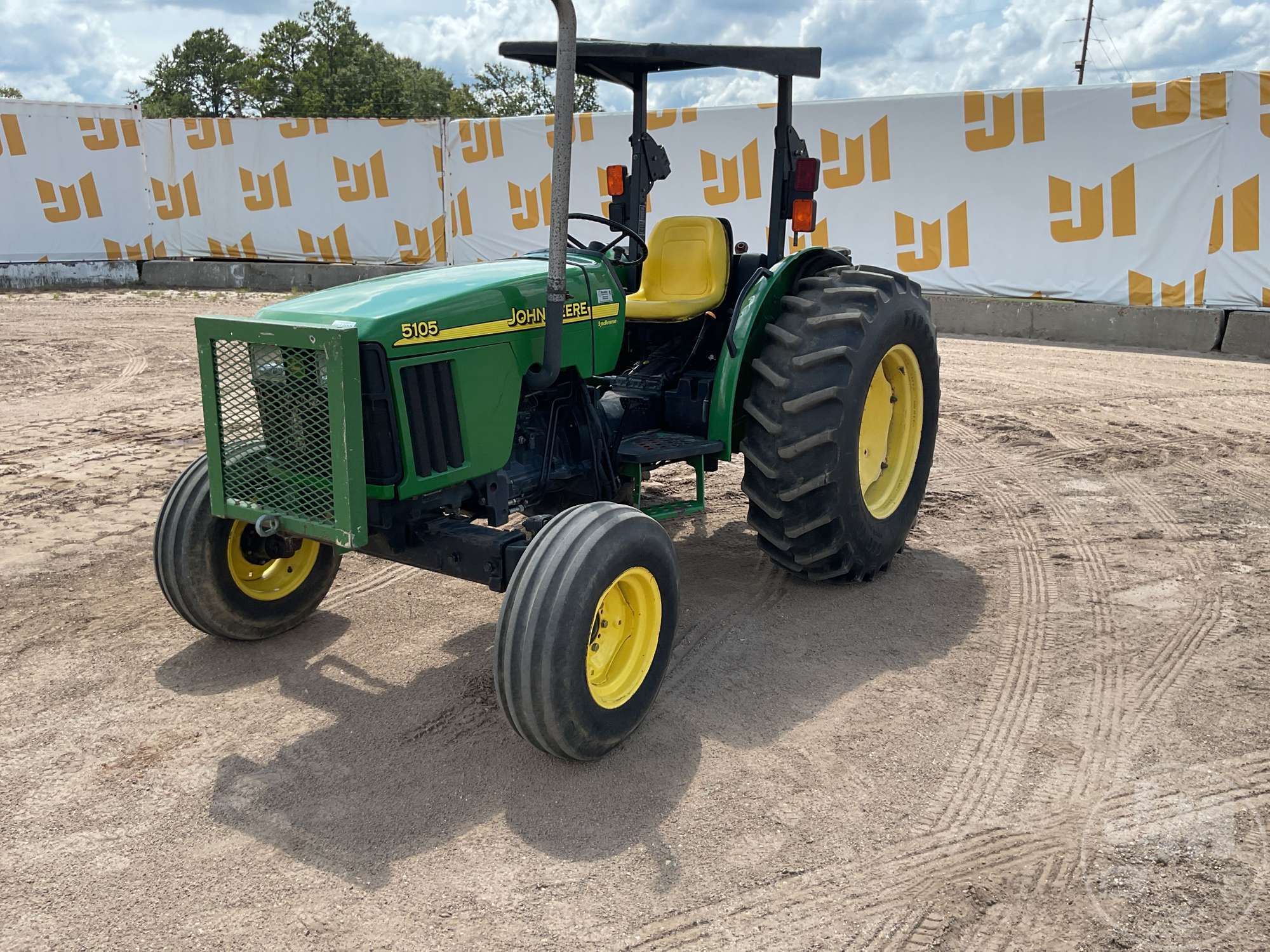 JOHN DEERE 5105 in Brooklyn, MS
