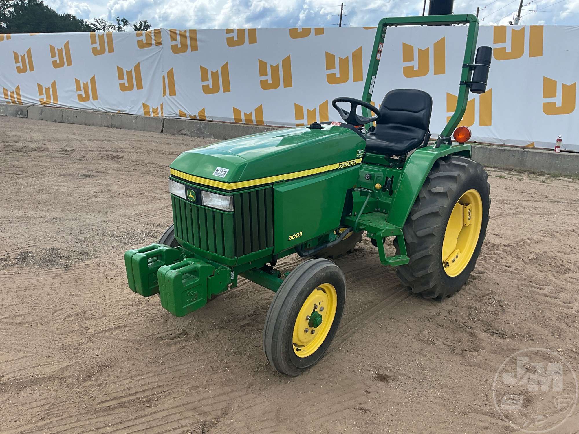 JOHN DEERE 3005 in Brooklyn, MS