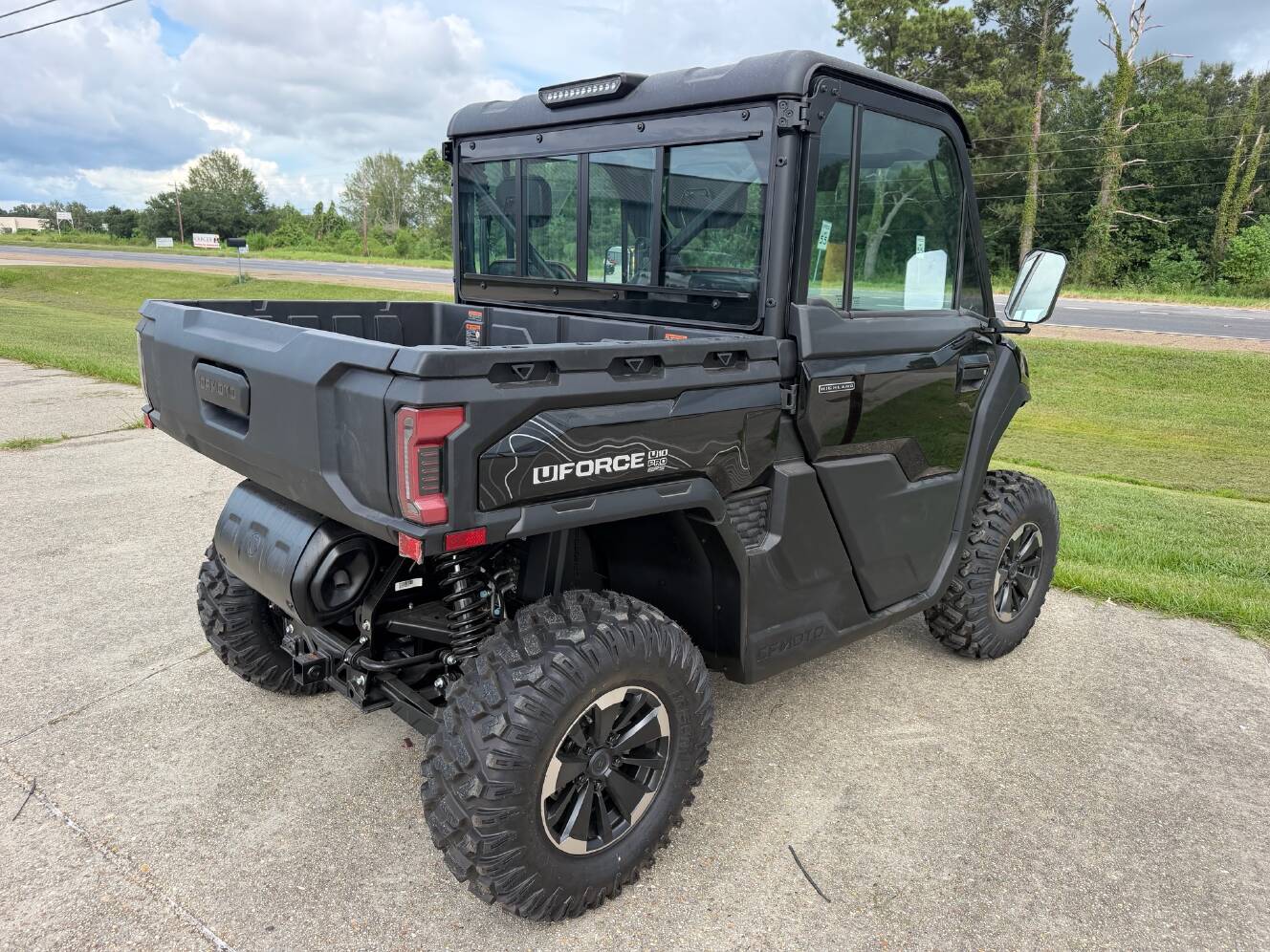A photo of this 2027 CFMOTO UFORCE U10 Pro Highland EPS