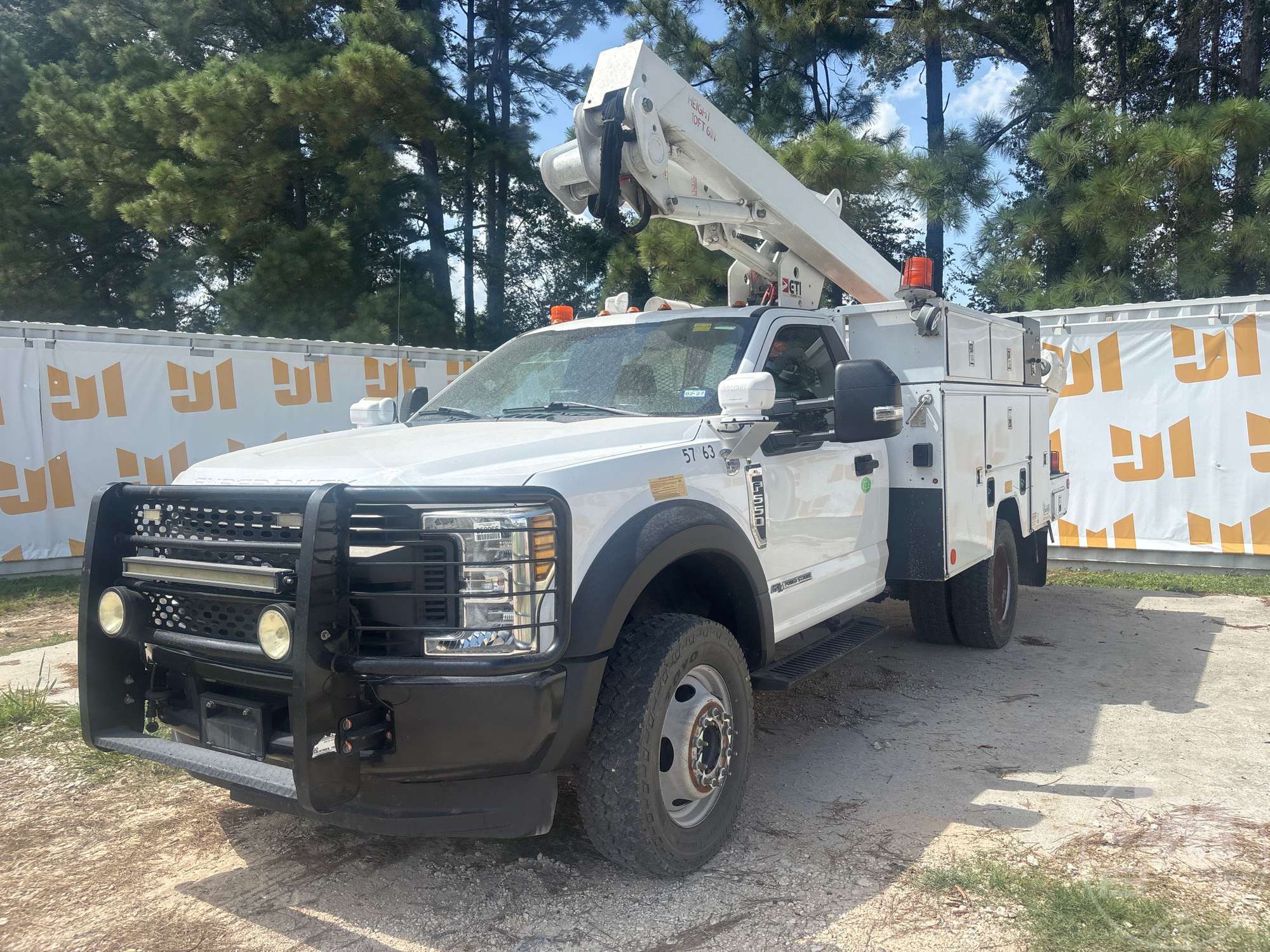 2019 FORD F-550 4X4 in Cleveland, TX