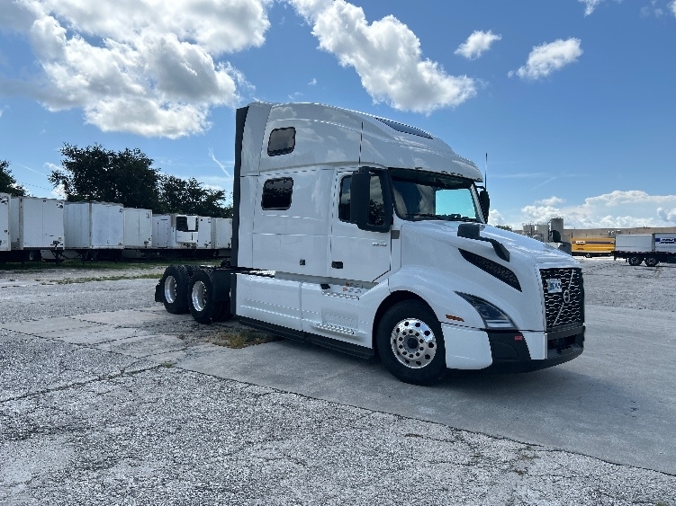 2024 VOLVO VNL64860 in Tampa, FL