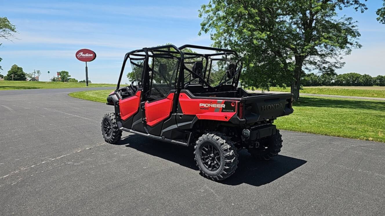 A photo of this 2025 Honda PIONEER 1000-6 Deluxe Crew