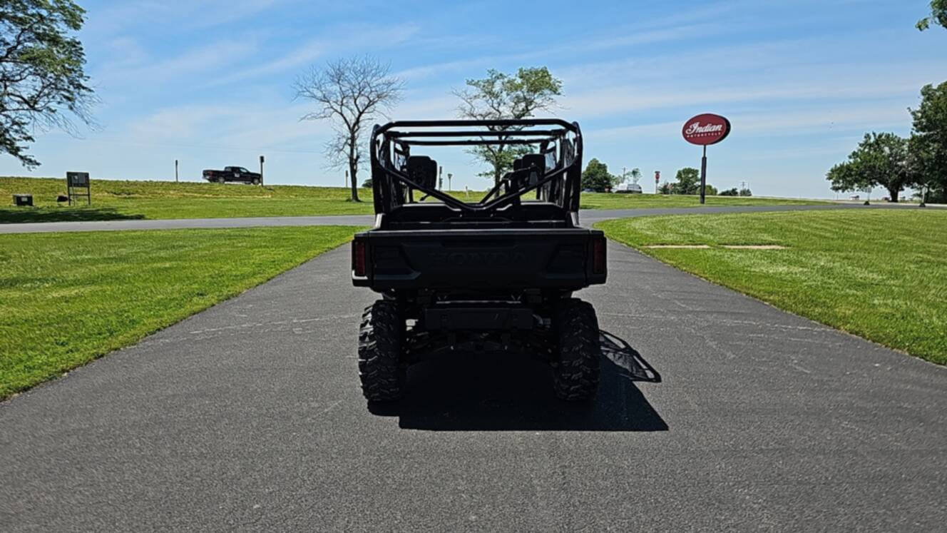 A photo of this 2025 Honda PIONEER 1000-6 Deluxe Crew