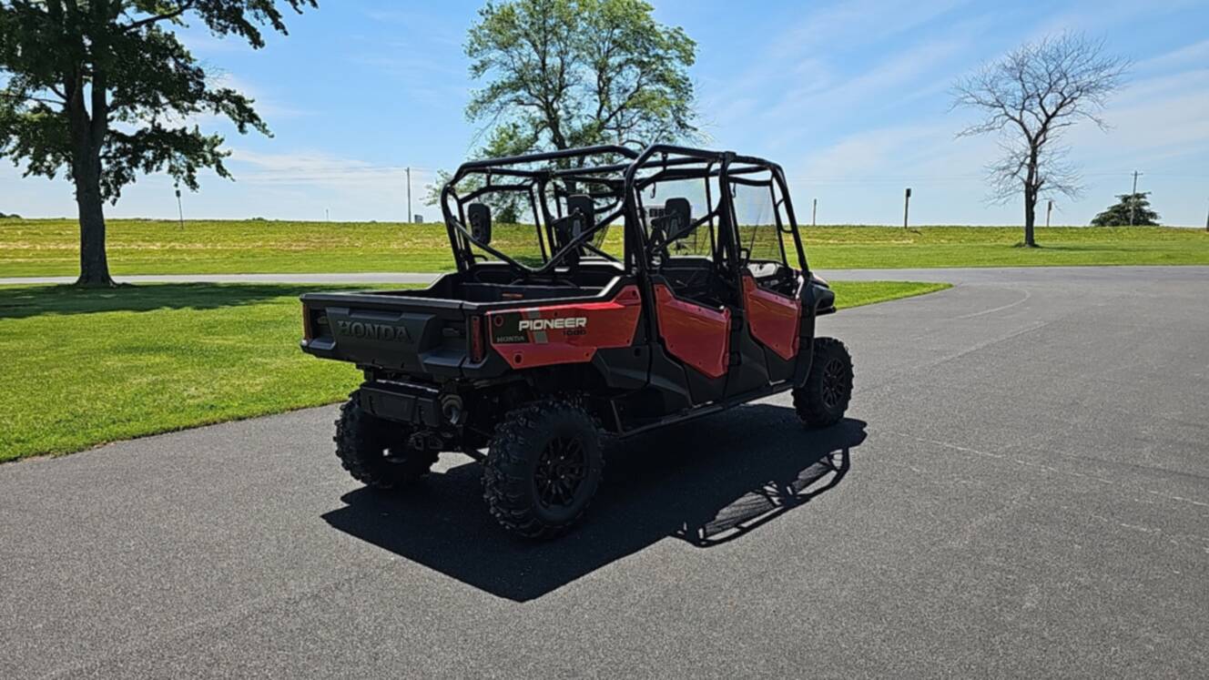 A photo of this 2025 Honda PIONEER 1000-6 Deluxe Crew