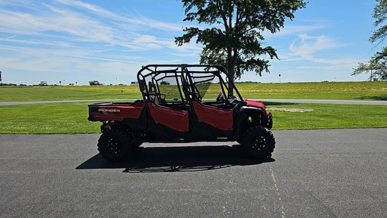 A photo of this 2025 Honda PIONEER 1000-6 Deluxe Crew