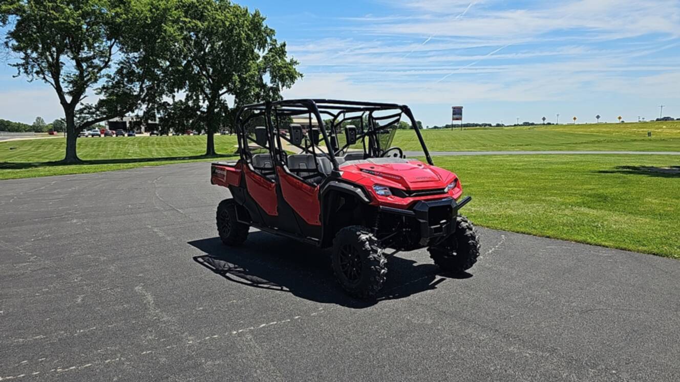 A photo of this 2025 Honda PIONEER 1000-6 Deluxe Crew