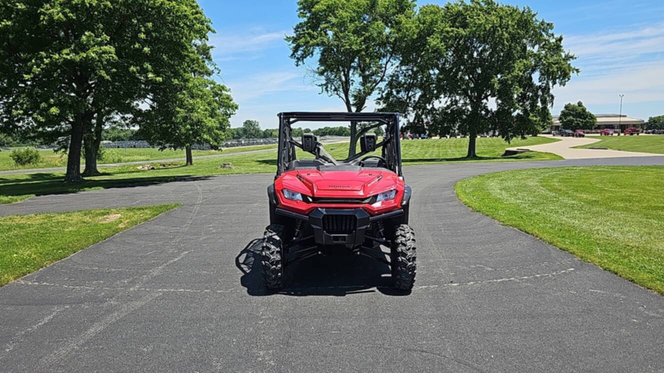A photo of this 2025 Honda PIONEER 1000-6 Deluxe Crew
