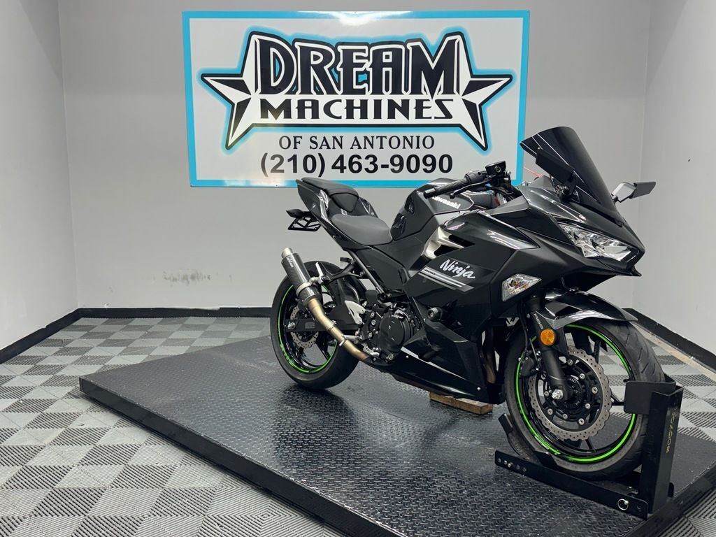 2022 Kawasaki Ninja® 400 ABS Metallic Carbon Gray/Metallic Flat Spar 400 ABS in San Antonio, TX