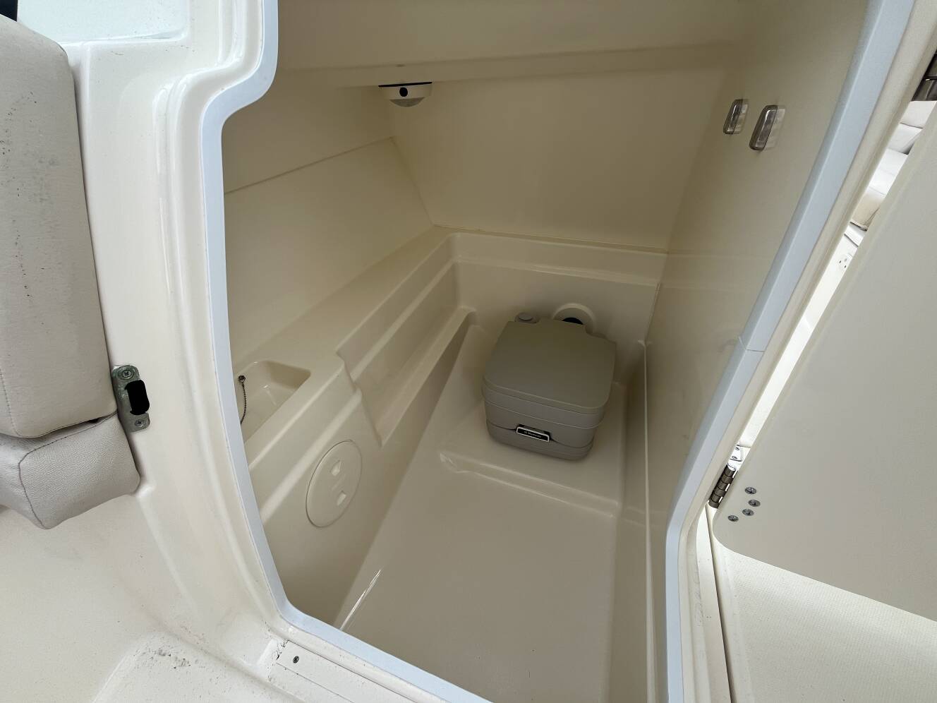 A photo of this 2013 Boston Whaler 230 VANTAGE