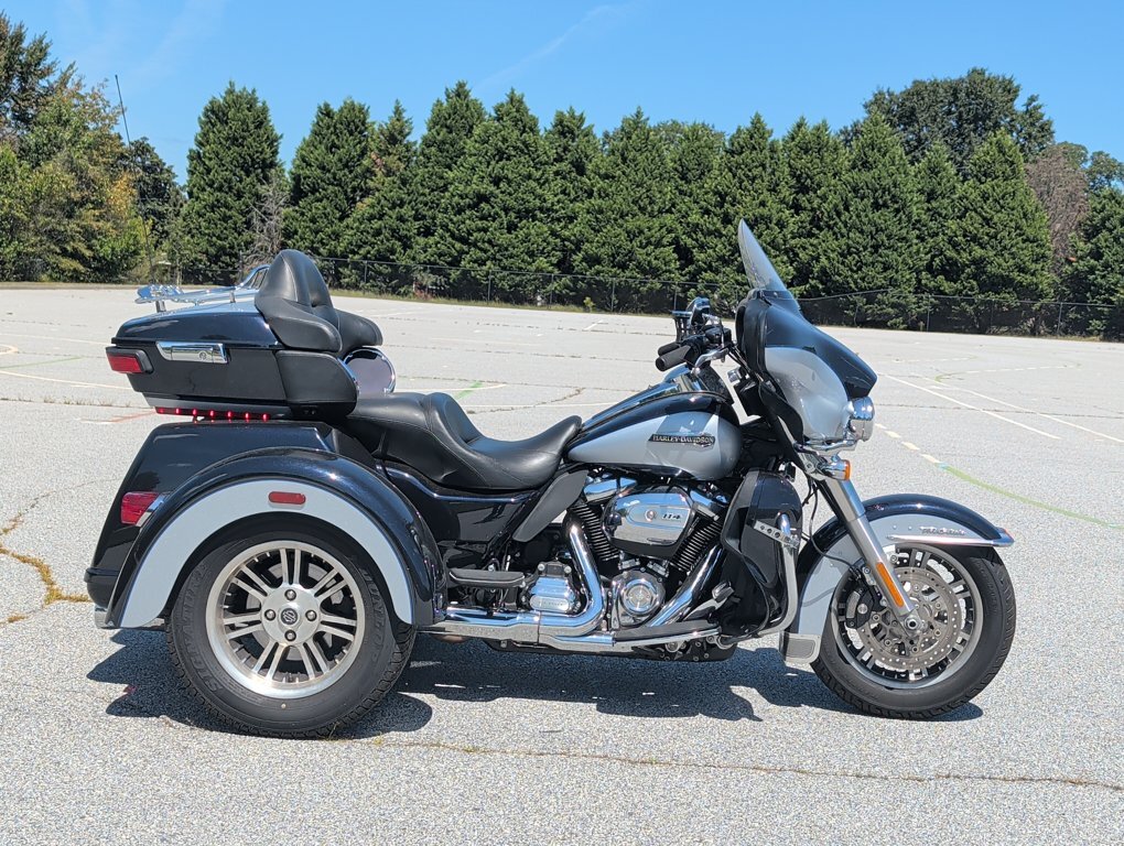 2019 Harley-Davidson Trike Tri Glide Ultra TwoTone Midnight Blue Barracuda CVO in Conyers, GA