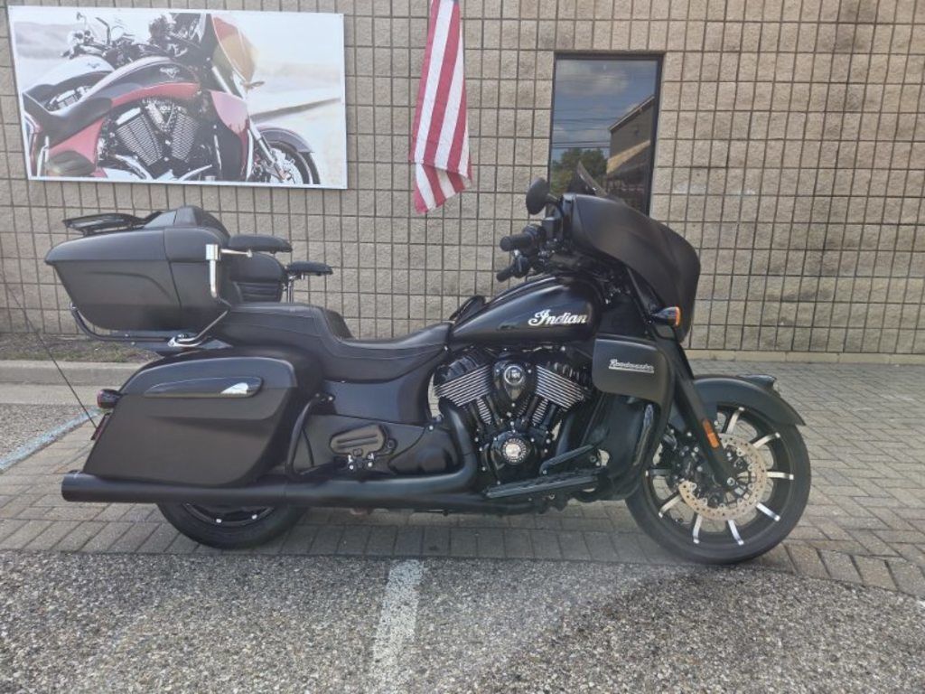 2021 Indian Motorcycle® Roadmaster® Dark Horse® Thunder Black Smoke DARK HORSE in Clinton Twp, MI