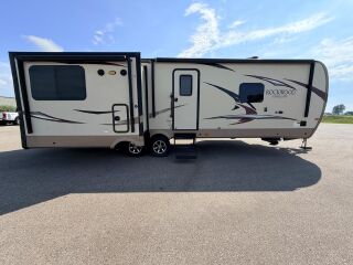 2018 FOREST RIVER ROCKWOOD SIGNATURE ULTRA LITE 8329SS