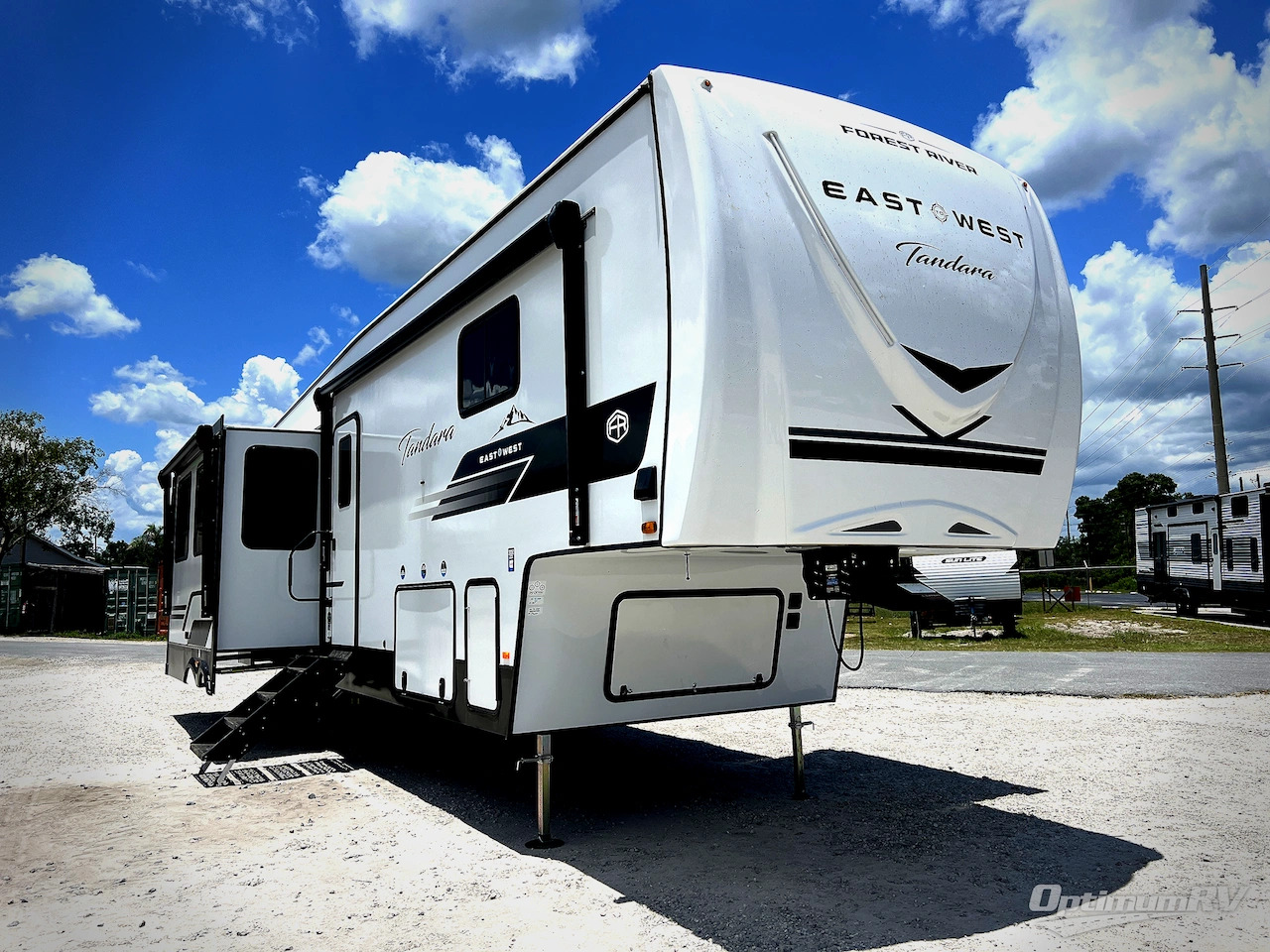 2027 East To West Tandara 295RL in bushnell FL
