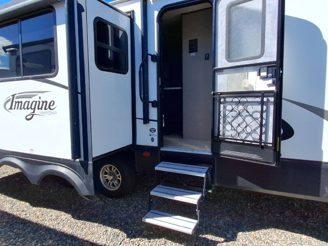 A photo of this 2018 Grand Design Imagine 2970RL