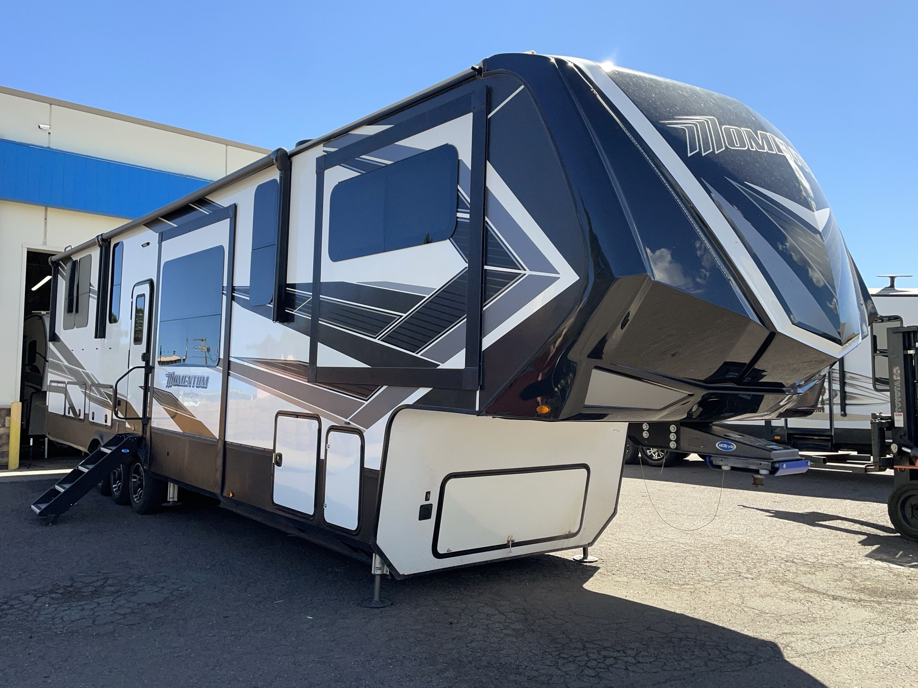 2021 Grand Design MOMENTUM 376THS in golden CO