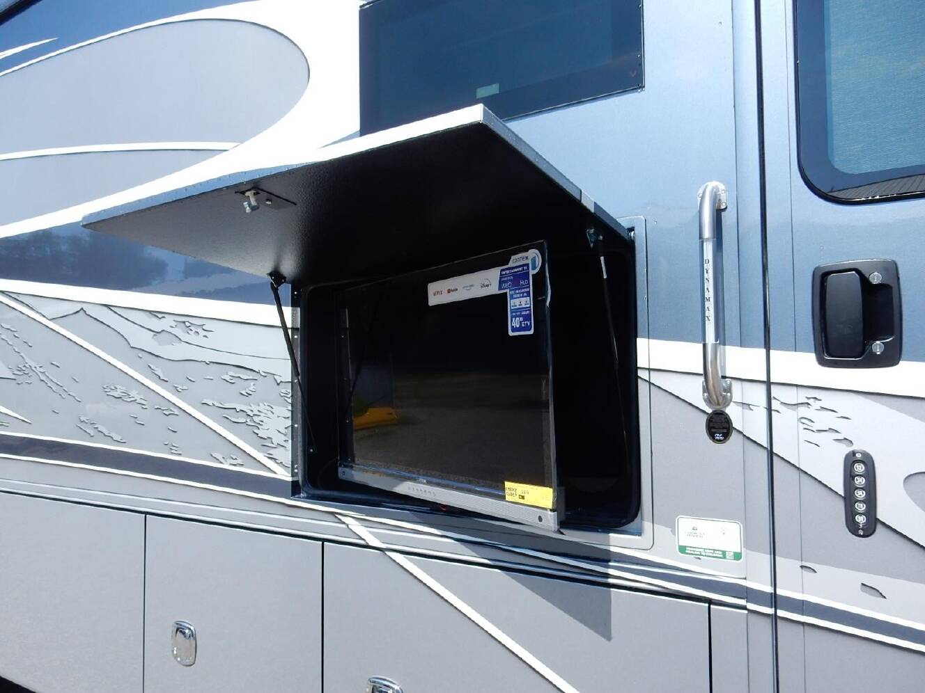 A photo of this 2027 Dynamax DX3 34KD