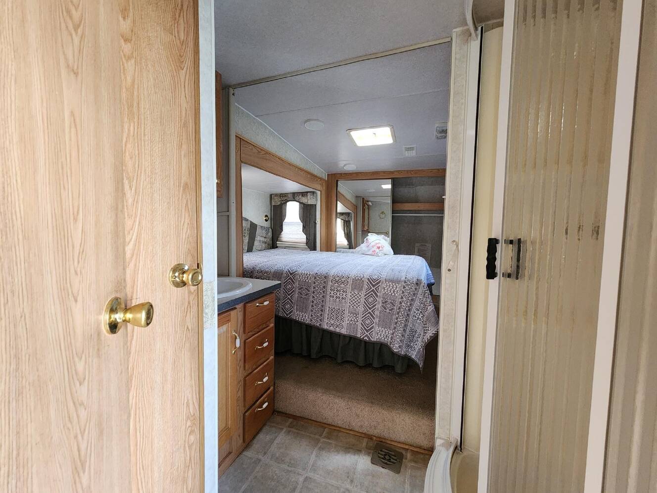A photo of this 2004 Peterson Industries EXCEL 32SKW