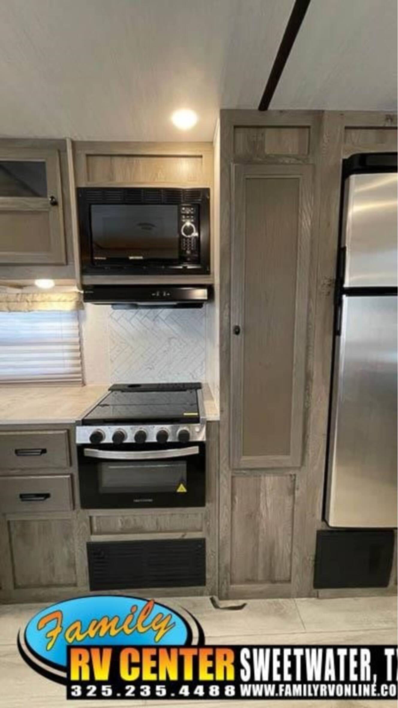 A photo of this 2022 Forest River SURVEYOR LEGEND 276BHLE