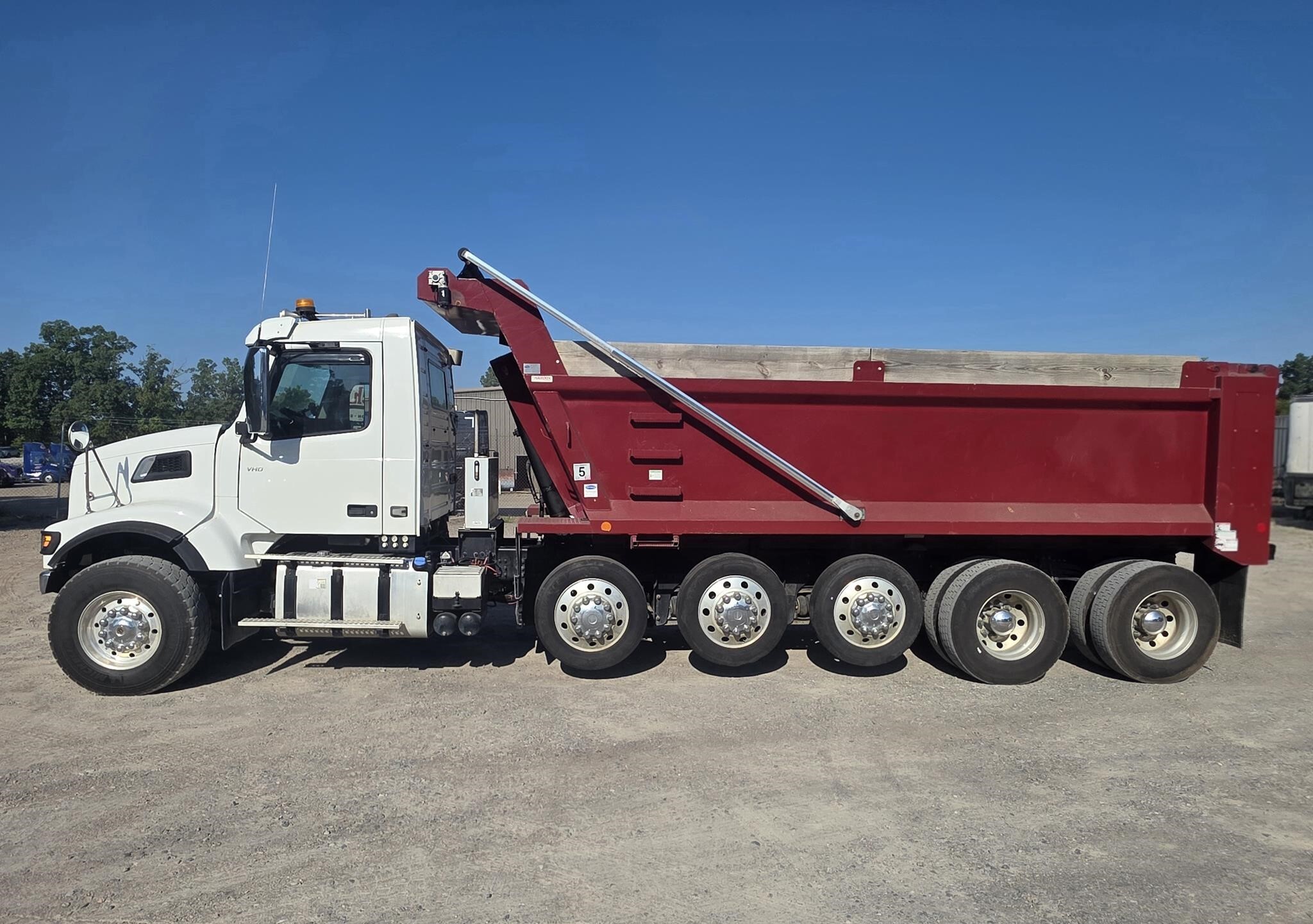 2023 VOLVO VHD104F300 in Ashland, VA