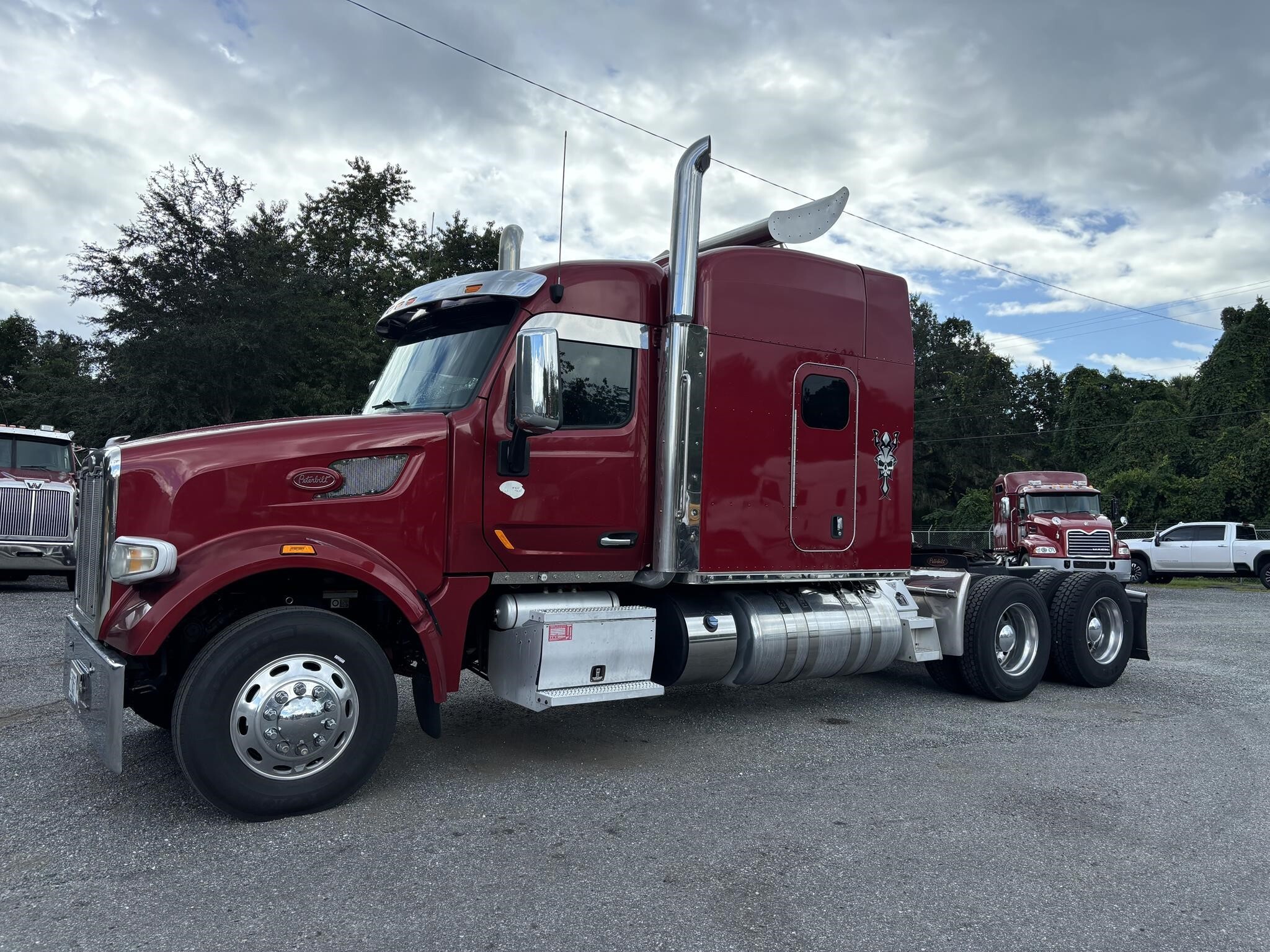 2016 PETERBILT 567 in Citra, FL