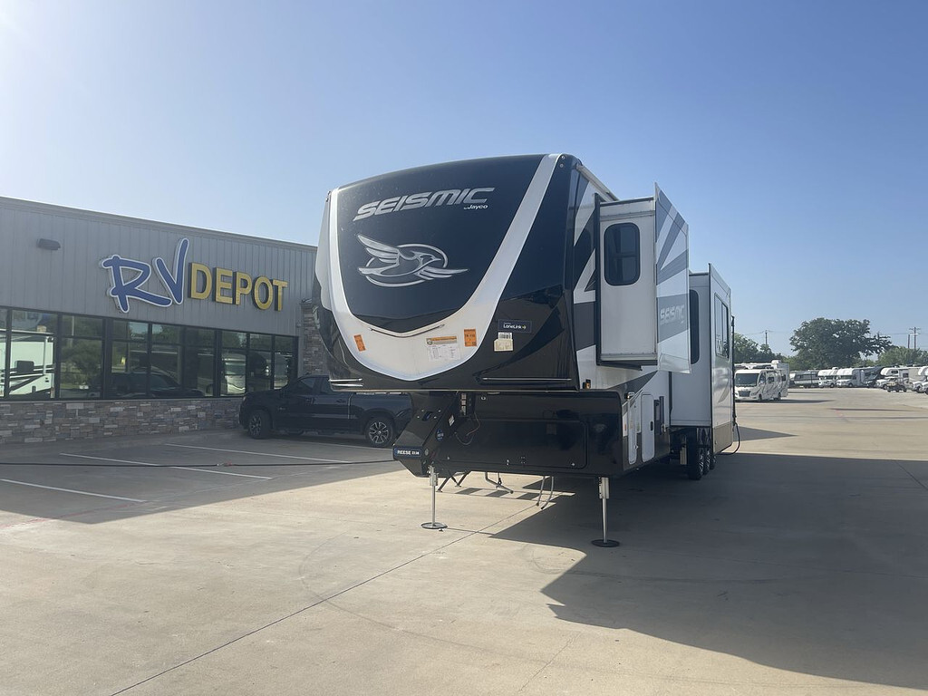 2025 Jayco SEISMIC 399 Fifth Wheel Toy Hauler RV