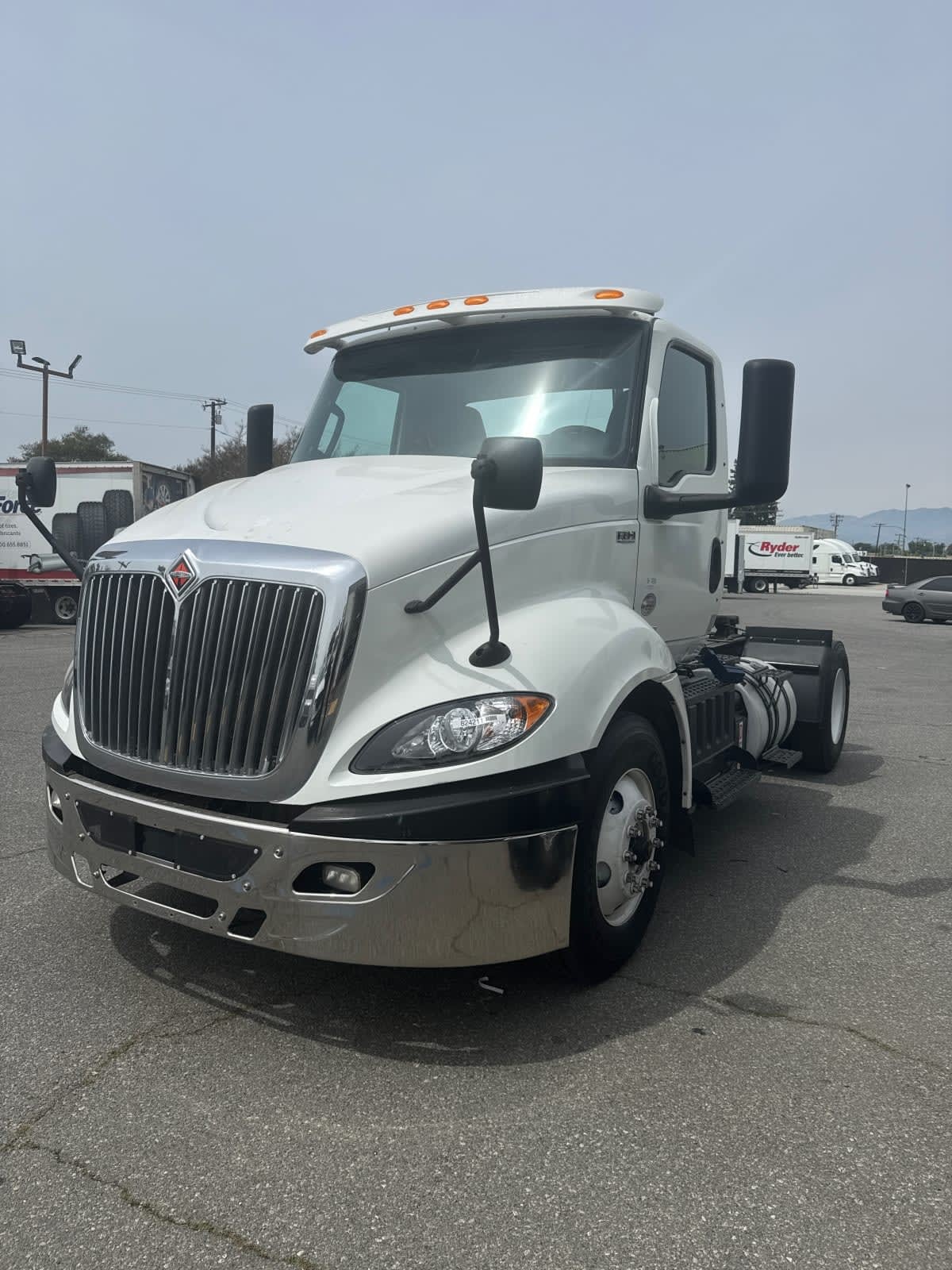 2019 INTERNATIONAL RH613 DAYCAB S/A in Pomona, CA