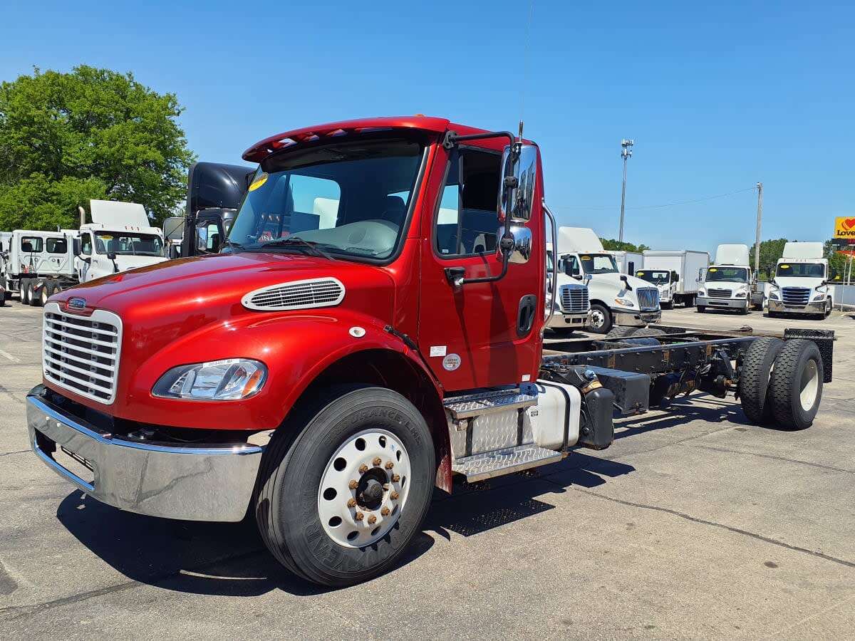 2019 FREIGHTLINER BUSINESS CLASS M2 106 in Oak Creek, WI